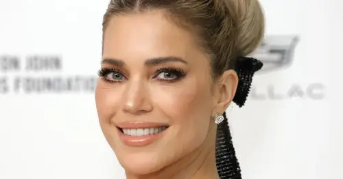 Was für perfekte Beine: Sylvie Meis nur im Bademantel