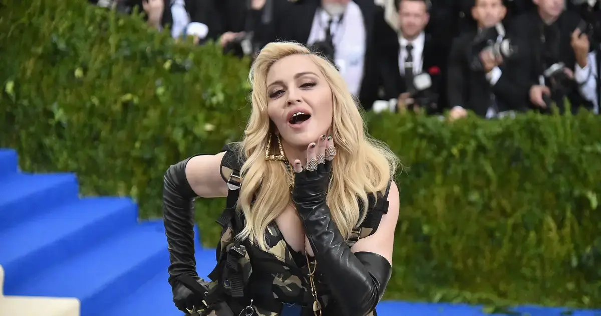 Madonna in provokanten Posen: Mit Strapse und Transparent-Dessous