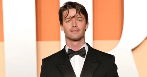 Patrick Schwarzenegger komplett hüllenlos