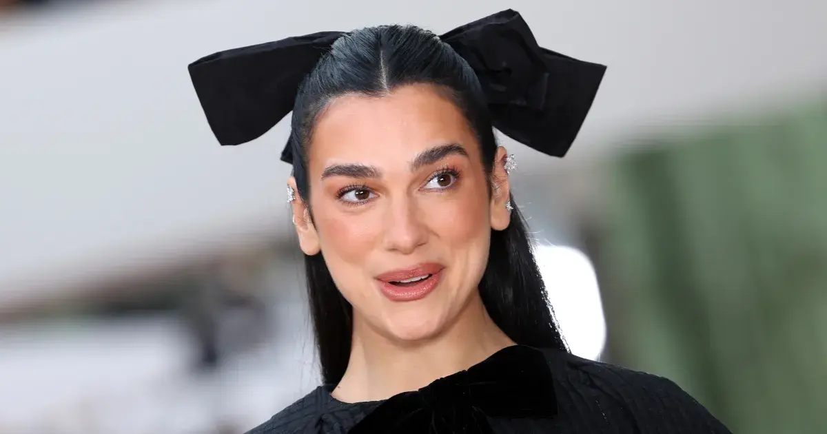 Unschuldig ist was anderes: Dua Lipa im weißen Spitzen-BH