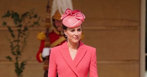 Tolle Taille: Herzogin Kate entzückt in korallfarbenen Kleid