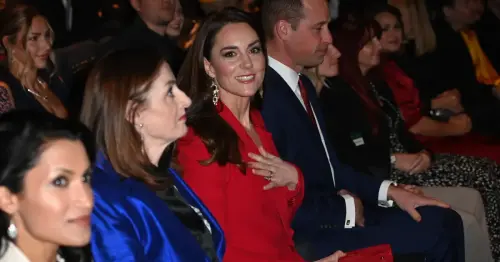 Hammer Look: Herzogin Kate zeigt sich ungewohnt sexy im roten Zweiteiler