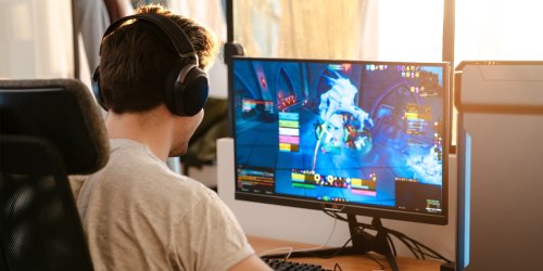 Extended hours of video game play linked to negative physical symptoms
