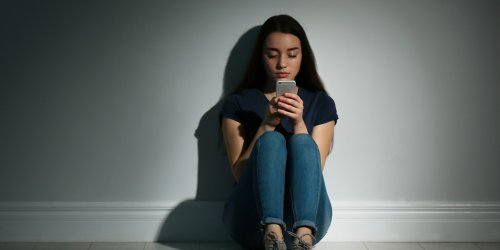New study uncovers a “vicious cycle” between feeling less socially connected and increased smartphone use