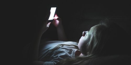 Massive study finds bedtime screen use behaviors are linked to sleep disturbances in early adolescents