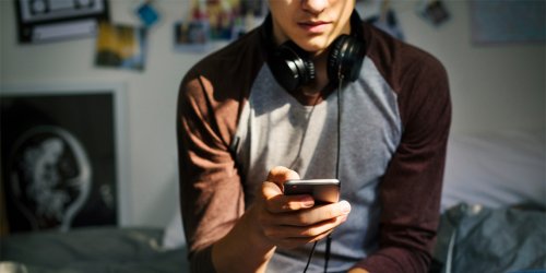 Listening to sexually explicit music predicts future sexting behavior among male adolescents