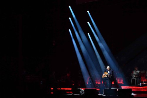 Des boules puantes interrompent le concert de ce célèbre chanteur français : il intervient en urgence