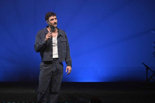 Jérémy Frérot victime d’une intoxication alimentaire en plein concert : des bassines installées de chaque côté de la scène