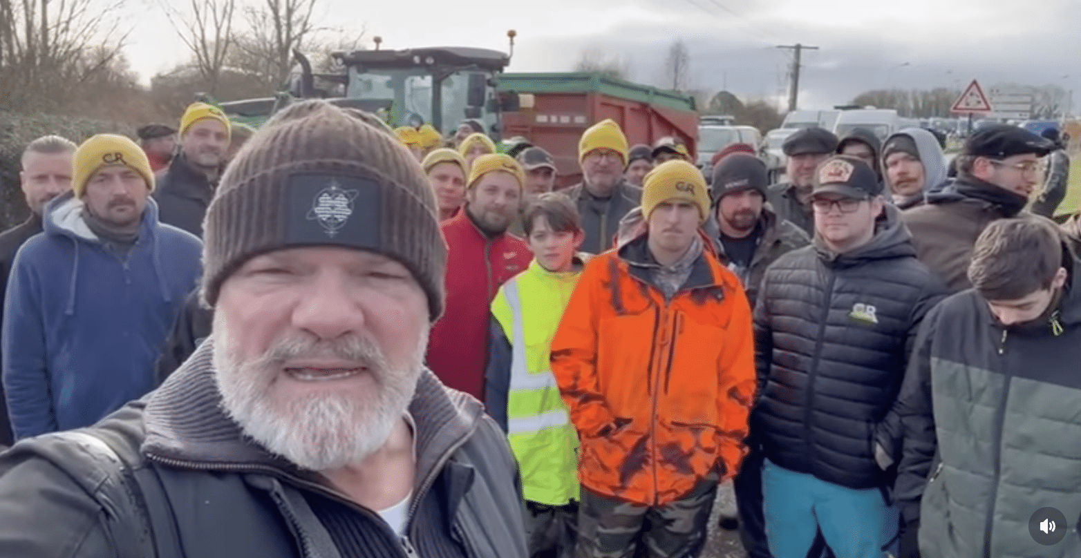 « Soutenons ceux qui nous nourrissent » : Philippe Etchebest manifeste dans la rue avec les agriculteurs