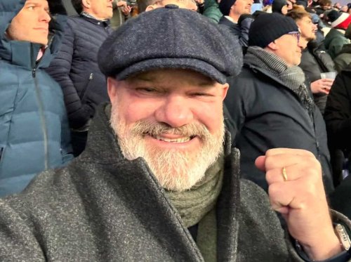 Philippe Etchebest quitte la France et adopte un look qu’on ne lui connaissait pas