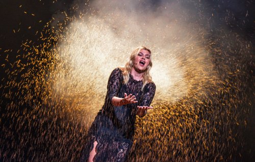 Eurovision : Louane "en panique" lors de sa prestation, "mon dieu je vais manquer d'air"