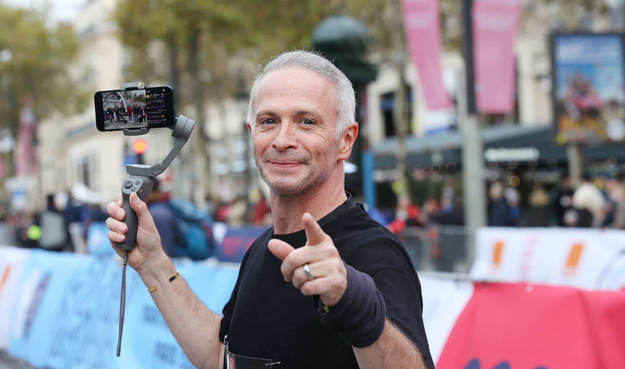 "Je fais mon coming-out" : Samuel Étienne lâche "un scoop" de taille en plein live Twitch