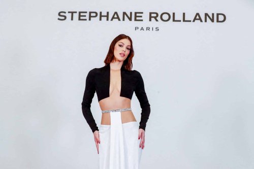 Iris Mittenaere en mode Tuche avec sa famille à Cannes : son look improbable pour aller à la plage
