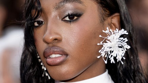 Festival de Cannes 2025 : Ebony plus sexy que jamais, sans soutien-gorge sur le tapis rouge