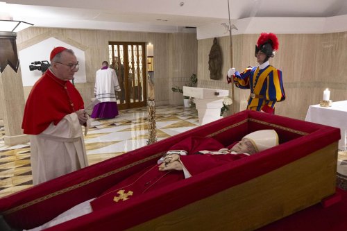 "Il s’est fait fracasser ?", "il s’est pris un très gros coup" : le visage du pape François dans son cercueil alerte les internautes