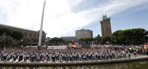 Miles de personas protestan en Madrid contra el Toro de la Vega