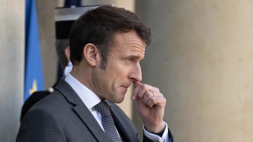 Après le rejet des motions de censure et une nuit de heurts en France, Macron lance une journée de consultation