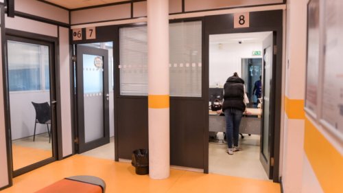 Immigration : des associations dénoncent l’adoption au Sénat d’une « préférence nationale déguisée » sur les prestations sociales