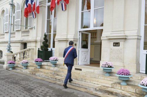 Les agressions contre des élus se sont maintenues à un haut niveau en 2024, avec 2500 faits recensés