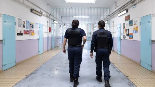 Prisons attaquées : vers une nouvelle loi pour permettre l’accès aux messageries cryptées par les services de renseignement