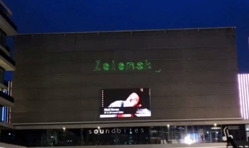 Ajax-Stadion mit Inschriften beleuchtet, die die Verurteilung Selenskyjs fordern