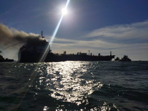 Un petrolero cargado de diésel y ATK arde en la costa de Portugal