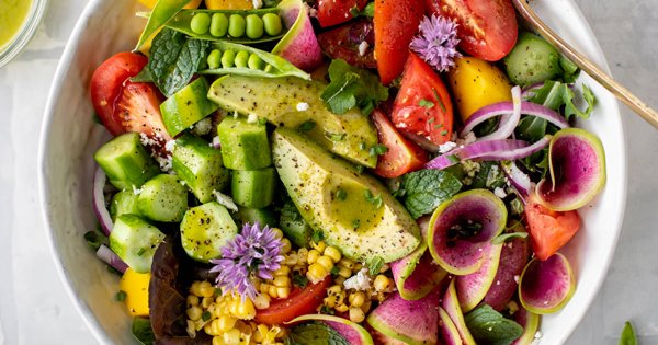 53 Summer Salad Recipes Under 500 Calories (That Still Taste Delish)
