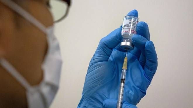 Covid, terza dose vaccino: ecco cosa dicono medici, virologi e autorità - Cronaca - quotidiano.net