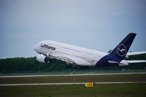Lufthansa invia una lettera di scuse ai viaggiatori e rimette in pista gli A380