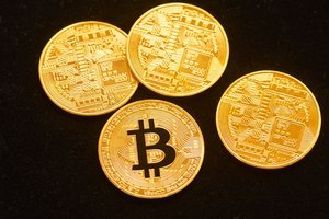 Crypto vs. gold: Which is the best safe haven in a fractured stock market?