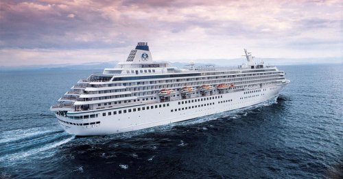 A cruise ship is trying to evade US arrest at sea
