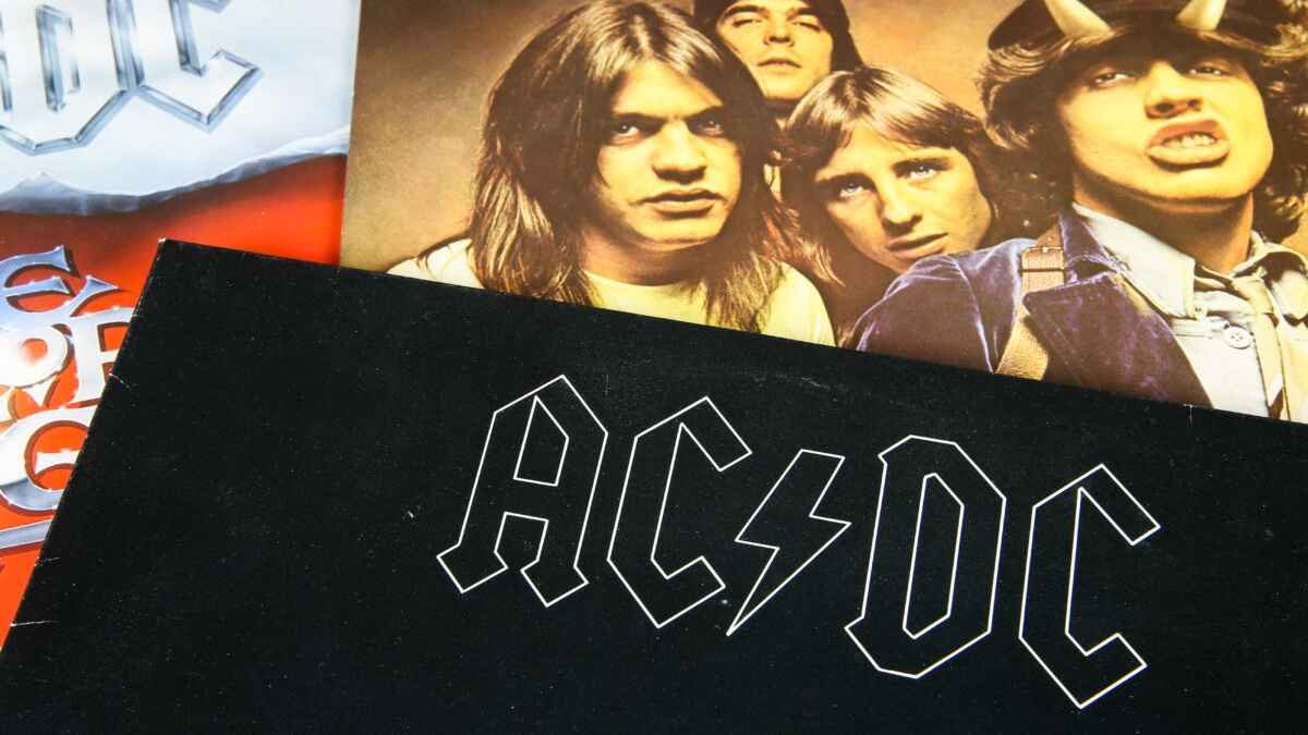 10 Bands That Stick to the Same Tune And Sound The Same