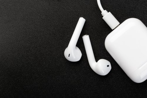 San Antonio parents sue Apple saying son's hearing was damaged by ear buds