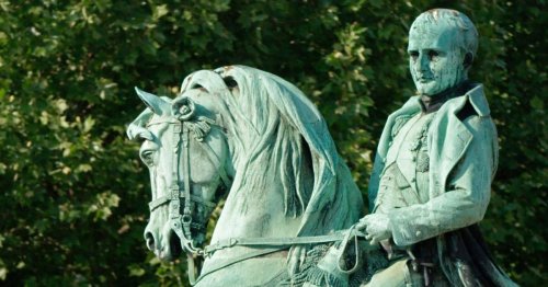 Rouen : La statue de Napoléon remplacée par celle de Gisèle Halimi ?