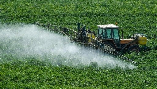 Interdiction des pesticides : la France en fait-elle trop ?