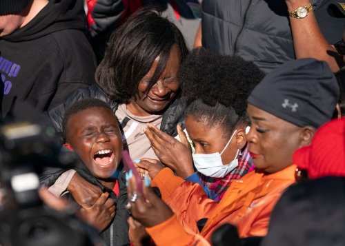 Aux États-Unis, les émotions de la foule après le verdict dans le meurtre du jeune joggeur noir Ahmaud Arbery
