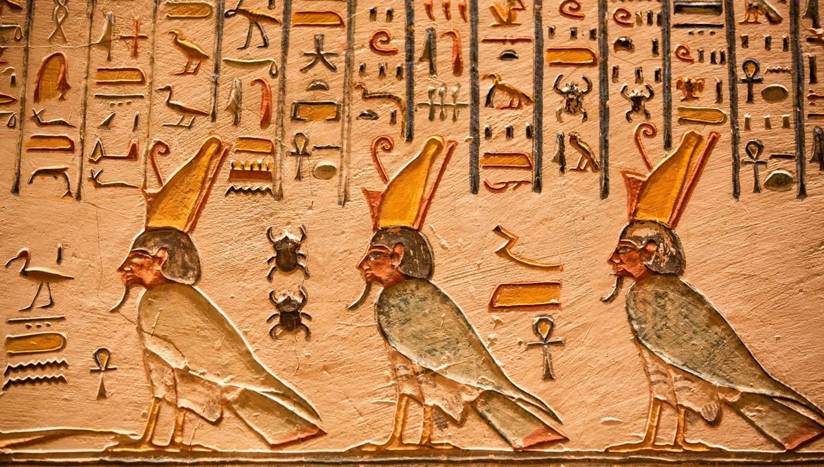 Comment les égyptologues ont-ils déchiffré les hiéroglyphes ? (et comment on écrit "chat")