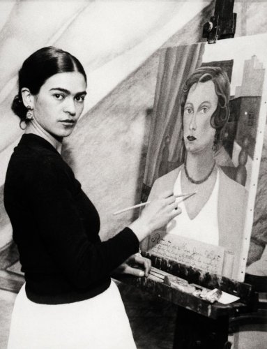 Pourquoi Frida Kahlo privilégiait-elle les autoportraits ?