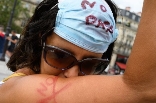 Les mésaventures de deux jeunes filles antivax