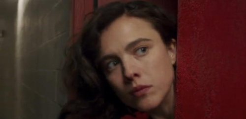 Margaret Qualley e Pedro Pascal come non li hai mai visti: il lato oscuro di Hollywood in Drive-Away Dolls.