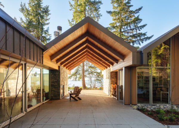 Roberts Creek Residence by Burgers Architecture Redefines the West Coast Cabin