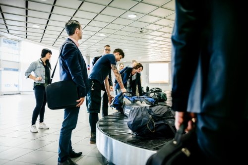 11 Things You Should Never Do at Baggage Claim
