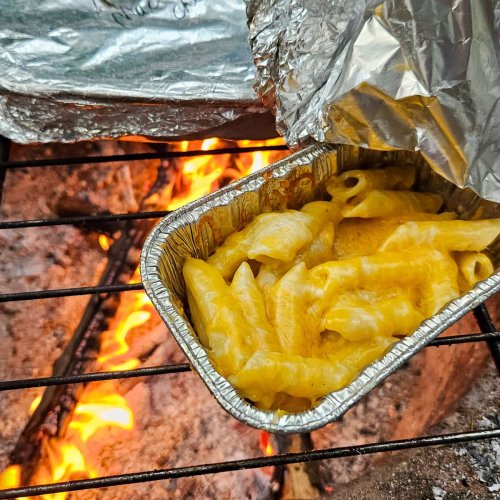 Everyone in your Camping Crew Will LOVE This Campfire Mac and Cheese