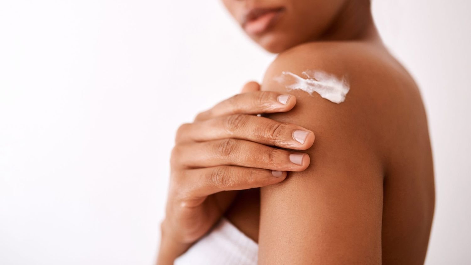 Here's How to Moisturize Dry, Flaky Skin, According to Dermatologists - cover