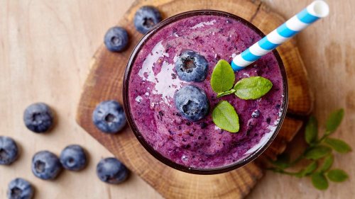 This Anti-Inflammatory Berry Matcha Smoothie Is the Best Healthy Breakfast for Busy Mornings