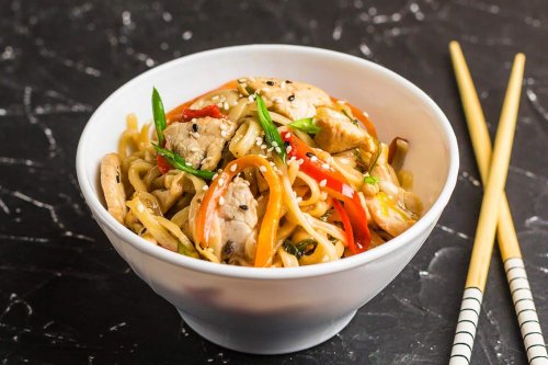 Chow Mein de pollo con verduras