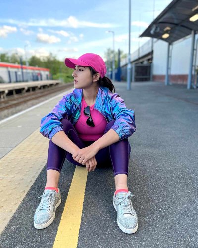Sara Gets Neon And Dramatic In London!