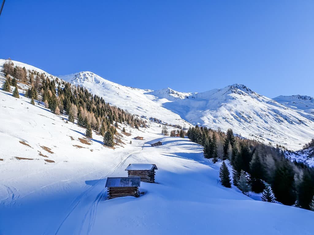 Winterurlaub in den Bergen & im Schnee - cover