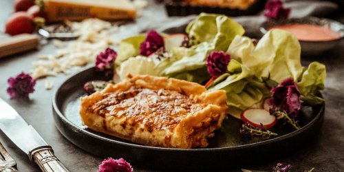Schweizer Käsewähe mit Le Gruyère AOP, sommerlichem Salat & bunten Blüten