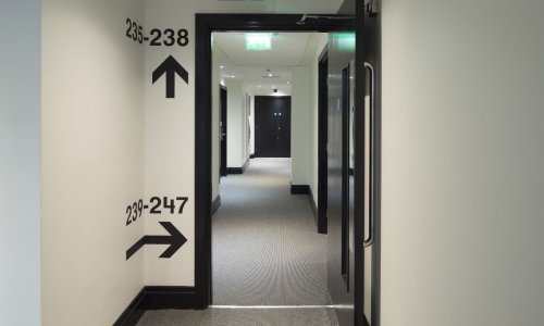 Warum in Hotels die Zimmernummer 420 oft fehlt